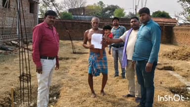 सारठ: ब्लॉक कॉर्डिनेटर ने टीम के साथ आसनबनी पंचायत में निर्माणाधीन आवासों का लिया जायजा, लाभुकों को थमाया नोटिस