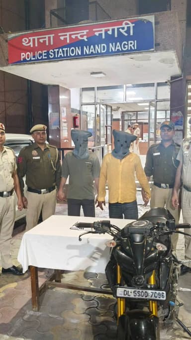 सीलमपुर: नंदनगरी में ऑटो चालक का मोबाइल लूटने वाले दो बदमाश पुलिस द्वारा गिरफ्तार