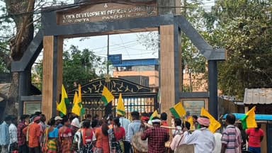 গড়বেতা ১: BDO র ব্যবহারে অসন্তুষ্ট হয়ে গড়বেতা ১নম্বর BDO অফিস ঘেরাও ভারত জাকাত মাঝি পরগন মহলের