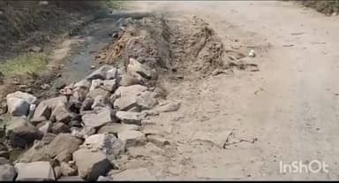 कलियासोल: निरसा-कलियासोल सड़क की हालत खस्ता, गड्ढों और टूटे हिस्सों से मुश्किल हुआ सफ़र