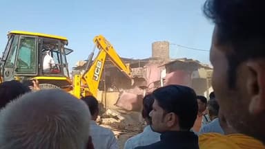 नगर के शीतला माता मंदिर के पास अतिक्रमण हटाते हुए
#viralvideochallenge #police #datia #MadhyaPradesh #fbpost