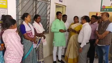 सिमडेगा: गरजा में सड़क हादसे में घायल छात्रों का हाल जानने विधायक पहुंचे अस्पताल, मृतकों के परिजनों को बंधाया ढाँढस