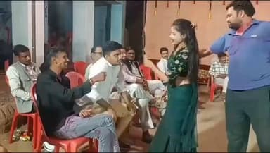 फतेहपुर: मुसाफा गांव में बारबालाओं का डांस हुआ, खूब लुटाए गए पैसे, वीडियो हुआ वायरल, होली के पर्व पर करवाया कार्यक्रम