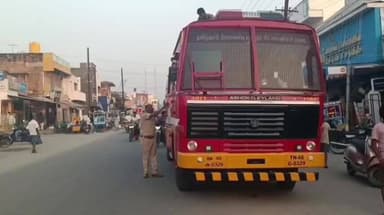 காரியமங்கலம்: நான்காவது மாடியில் ஜன்னலில்சிக்கி தவித்த பூனை 6 மணி நேர போராட்டத்திற்கு பின்பு மீட்பு