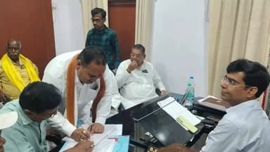 कोईलवर: भदवर पैक्स चुनाव प्रक्रिया शुरू, अध्यक्ष पद के लिए सतीश कुमार सिंह ने किया नामांकन