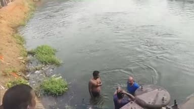 సి.రాయవరం వద్ద కాలువలోకి దూసుకెళ్లిన బైక్, యువకుడు కోసం గాలింపు