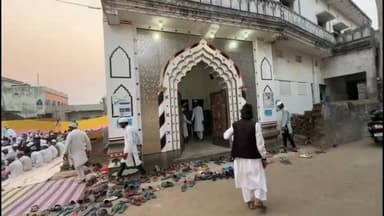 गोविंदपुर: बरियो जामा मस्जिद में झामुमो प्रखंड अध्यक्ष द्वारा इफ्तार पार्टी, सिंदरी विधायक व गोबिंदपुर थाना प्रभारी भी शामिल