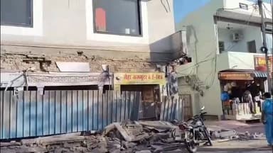 केशोरायपाटन: कापरेन में मुख्य सड़क पर बालिका विद्यालय के सामने रात में अचानक गिरा मकान का करीब 30 फीट लंबा छज्जा, टला बड़ा हादसा