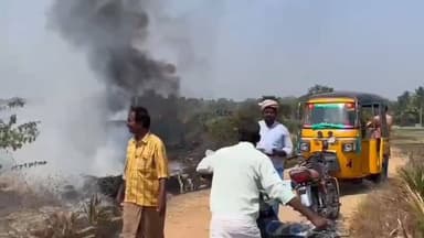 பாலக்கோடு: பாலக்கோடு அருகே முத்தூர் கிராமத்தில் மினி சரக்குலாரி தீ பிடித்து சாம்பல்