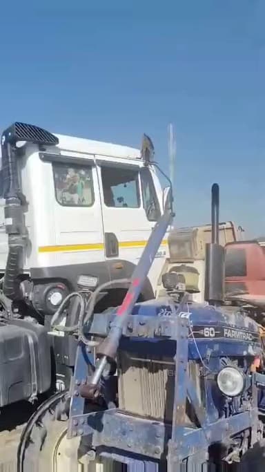 केशोरायपाटन: प्रतिबंध के बावजूद बजरी का धड़ल्ले से जारी है परिवहन, ढगारिया मोड़ पर बजरी से भरे ट्रेलर और ट्रैक्टर-ट्रॉली की हुई भिड़ंत