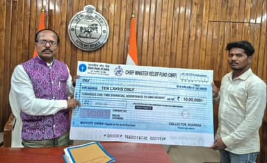 ନୂଆପଡା: ନୂଆପଡ଼ାର ଦୁଇ ଜଣ ଭିନ୍ନକ୍ଷମଙ୍କୁ ମୁଖ୍ୟମନ୍ତ୍ରୀଙ୍କ ସହାୟତା ପାଣ୍ଠିରୁ ଦଶଲକ୍ଷ ଟଙ୍କା ଲେଖାଏଁ ସହାୟତା ପ୍ରଦାନ କଲେ ଜିଲ୍ଲାପାଳ