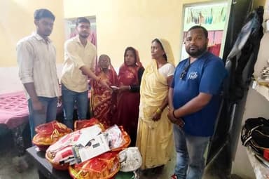 धनबाद के महापौर संजीव सिंह ने कर्माटांड़ क्षेत्र के एक विस्थापित परिवार की बेटी के विवाह में सहयोग की सराहनीय पहल की। उन...