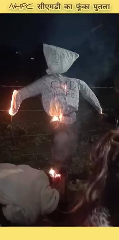 #खबर #टनकपुर
#टनकपुर बैराज रोड में अस्थाई मेला दुकान ना लगाने देने पर आंदोलनकारियों ने अब फूंका एनएचपीसी सीएमडी का पुतल...