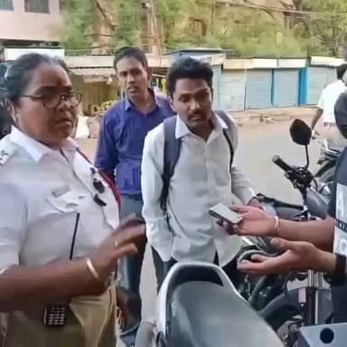 ಕಲಬುರಗಿ: ನಗರದ ವಿವಿಧಡೆ ವಾಹನ ಸವಾರರಿಗೆ ಹೆಲ್ಮೆಟ್ ಬೀಸಿ ಮುಟ್ಟಿಸುತ್ತಿರೋ ಸಂಚಾರಿ ಪೋಲೀಸರು