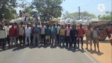 କାଲିମେଳା: ଏମଭି-୧୧ ଗ୍ରାମରେ ଚାଷୀଙ୍କ ମଣ୍ଡିରୁ ଧାନ ନଉଠିବାରୁ ଚାଷୀ ଧାନ ବସ୍ତା ବୋଝେଇ ଟ୍ରାକ୍ଟର ରଖି ଏମଭି - ୧୧ ଛକ ନିକଟ ମୁଖ୍ୟ ରାସ୍ତା କଲେ ଅବରୋଧ