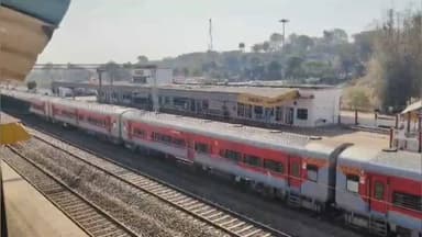 नवापूर: खांडबारा रेल्वे स्थानकावर रेल्वेवर माथेफिरू तरुणाचा हाय व्हॉल्टेज तार जवळ धिंगाणा