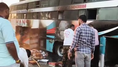नांदुरा: राष्ट्रीय महामार्गावर धावणाऱ्या लक्झरी बसला लागली भीषण आग! सुदैवाने 30 प्रवासी बचावले, नांदुरा अग्निशमन दलाने आग विझवली