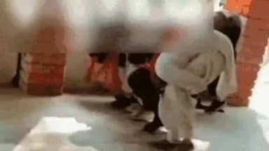 हिसार के स्कूल में छात्राओं को मुर्गा बनाकर घुमाया, VIDEO:कॉरिडोर में लाइन लगाकर जाती दिखीं, DEO ऑफिस में शिकायत, जांच क...