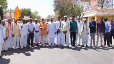 मोताळा: गोविंद गिरी महाराजांना अटक व्हावी यासाठी वारकरी धर्म परिषदेचा बुलढाणा शहराजवळ रास्ता रोको!