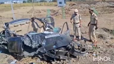 औसा: औसा ओव्हरब्रिज ‘अपघात रेड झोन’;पोलीस अधीक्षक अमोल तांबे यांची पाहणी,4 जणांच्या मृत्यूनंतर सुरक्षा उपाययोजनांचे निर्देश