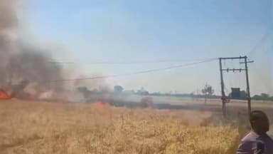 पचोर: उदनखेड़ी में ट्रांसफार्मर के शॉर्ट सर्किट से 15-20 बीघा गेहूं जला, ग्रामीणों ने टैंकर व फायर वाहन से आग पर पाया काबू