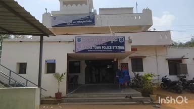 కొత్తగూడెం: ద్విచక్ర వాహనాలు చోరీకి పాల్పడుతున్న దొంగను అరెస్టు చేసి, ఆరు వాహనాలను స్వాధీనం చేసుకున్న పాల్వంచ రూరల్ పోలీసులు