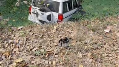 হলদিয়া: হলদিয়া টাউনশিপের পুলিশের গাড়ি নিয়ন্ত্রণ হারিয়ে নয়ন জলিতে ঘটনাস্থলে পুলিশ