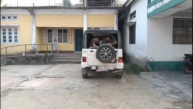 তিনিচুকীয়া: মাকুমত মাকুম আৰক্ষীয়ে এখন সন্দেহজনক কাঠ ভৰ্তি ট্ৰাক জব্দ,