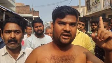 कन्धई थाने में तैनात असलम नाम के दारोगा और एक सिपाही ने ने व्यापारी को टॉर्चर करते हुए कहा मेरी मस्जिद पर रंग डाला है ते...