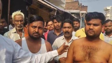 पुलिस की बर्बरता कमरे में बंद कर दो युवकों की पिटाई
एस पी से व्यापारीयों ने की शिकायत
व्यापारियों ने दुकान में बंद कर...