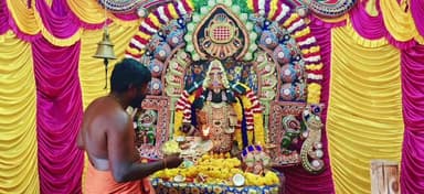 மதுராந்தகம்: சனிப்பெயர்ச்சியை முன்னிட்டு மேலவலம்பேட்டை பகுதியில் அமைந்துள்ள சனீஸ்வர பகவான் கோவிலில் சிறப்பு பூஜைகள் நடைபெற்றது