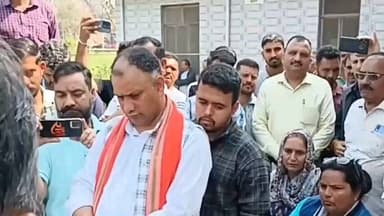 स्वारघाट: कलोल में बच्ची से दुष्कर्म मामले पर भड़का गुस्सा, पंचायत प्रधान के खिलाफ नारेबाजी, तोड़फोड़ और हाथापाई