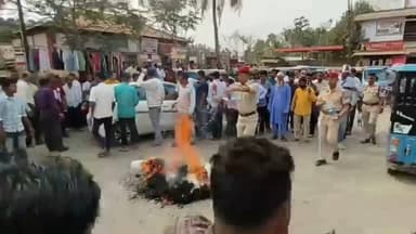 শিলচর: সোনাইয়ে কংগ্রেস নেত্রী প্রিয়াঙ্কা গান্ধীর কুশপুত্তলিকা দাহ