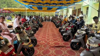 கிருஷ்ணகிரி: மாவட்ட ஆட்சியர் அலுவலகத்தில் 188 மாற்றுத்திறனாளிகளுக்கு தமிழக அரசின் விலையில்லா மூன்று சக்கர ஸ்கூட்டர் வாகனங்களை அமைச்சர் சக்கரபாணி வழங்கினார்