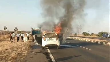 वाशिम: मेडशी टोलनाक्याजवळ टोचन करत नेत असलेली कार अचानक पेटली, काही क्षणात कार जळून खाक