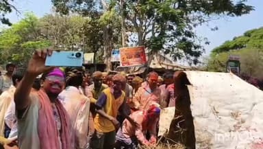 ಹಾನಗಲ್: ತಿಳವಳ್ಳಿ ಗ್ರಾಮದಲ್ಲಿ ಸಂಭ್ರಮದಿಂದ ನಡೆದ ಹೋಳಿ ಹಬ್ಬದ ಆಚರಣೆ