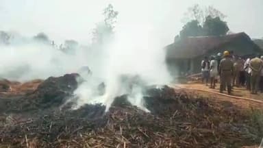 ಧಾರವಾಡ: ತಾಲೂಕಿನ ಮುರಕಟ್ಟಿ ಗ್ರಾಮದಲ್ಲಿ ಎರಡು ಕುಟುಂಬಗಳ ಮಧ್ಯೆ ಮಾರಾಮಾರಿ ನಡೆದು, ಬಣವೆಗಳಿಗೆ ಬೆಂಕಿ ಹಚ್ಚಿ ದಹನ