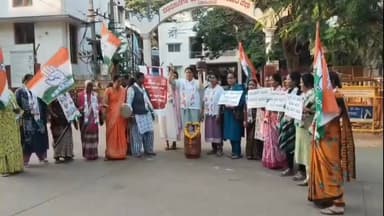 ಧಾರವಾಡ: ಸಿಲಿಂಡರ್ ದರ ಏರಿಕೆ ಖಂಡಿಸಿ ಧಾರವಾಡ ಜಿಲ್ಲಾಧಿಕಾರಿ ಕಚೇರಿ ಎದುರು ಹುಬ್ಬಳ್ಳಿ ಧಾರವಾಡ ಮಹಾನಗರ ಜಿಲ್ಲಾ ಮಹಿಳಾ ಕಾಂಗ್ರೆಸ್ ಪ್ರತಿಭಟನೆ