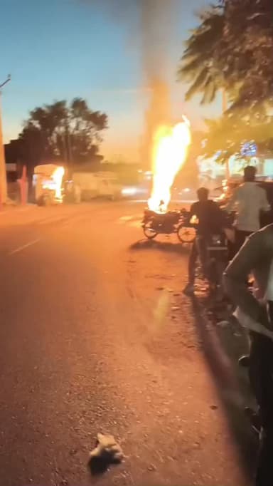 मोटरसाइकिल की बकाया किश्तों को लेकर सीजर ने रुकवाई मोटरसाइकिल।
मोटरसाइकिल मालिक ने बाइक को किया आग के हवाले।
बाइक जलकर ह...