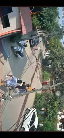 #गाजियाबाद (#यूपी) – #बीजेपी अल्पसंख्यक मोर्चा के अध्यक्ष बलपरीत सिंह ने स्कूल में घुसकर संचालक यशमीत सिंह की पिटाई कर दी।