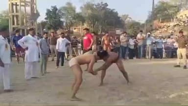 राजाखेड़ा: राजाखेड़ा में ऐतिहासिक चौथ कुश्ती दंगल में पहलवानों ने दिखाई जोर-आजमाइश, एक लाख इक्यावन हजार की कुश्ती बराबरी पर छूटी