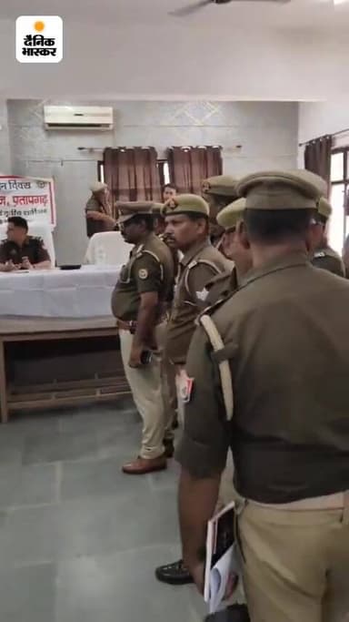 रानीगंज तहसील में शनिवार को आयोजित संपूर्ण समाधान दिवस में डीएम शिव सहाय अवस्थी नहीं आए सिर्फ एसपी दीपक भूकर ने एक घंटे ...