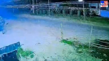 कुत्तों के झुंड से बचने के दौरान हुआ हा'दसा, सीसीटीवी में कैद
#DogAttack #CCTVFootage #RoadAccident #StrayDogs #Shocking...