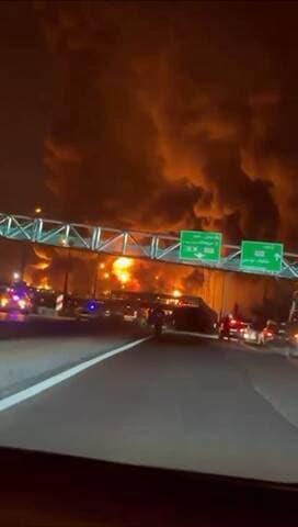 #अमेरिका और #इजरायल ने बीती रात तेहरान में बड़ा हमला कर एक बड़े ऑयल डिपो को उड़ा दिया। हमलों में ईरान के Shahran Oil Depot