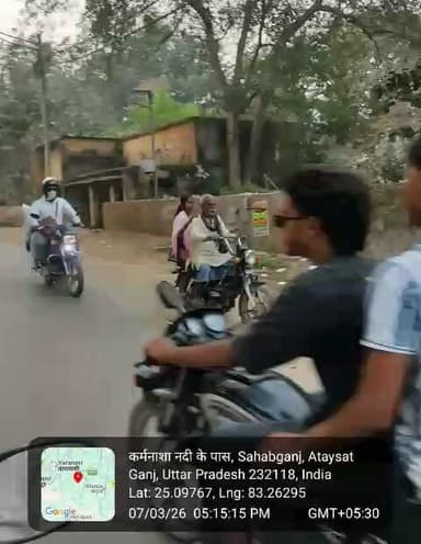 शहाबगंज ब्लॉक मुख्यालय & प्राथमिक स्वास्थ्य केंद्र के सामने होलिका दहन के 4 दिन बाद भी मलबा