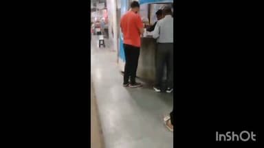 इटारसी: रेलवे स्टेशन पर अवैध वेंडरों की मनमानी, सांची मिल्क पार्लर पर चाय बेचते दिखे, वीडियो आया सामने