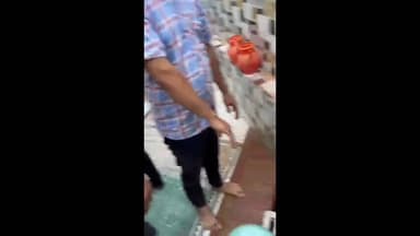 बड़ौत: लूम्ब गांव की मस्जिद में नमाज पढ़ रहे लोगों पर असामाजिक तत्वों ने माहौल बिगाड़ने के लिए डाला गुलाल, वीडियो हुआ वायरल