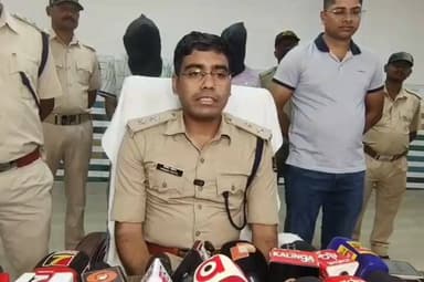 ମାଲକାନଗିରି: "ଅପରେସନ୍ ସାଇବର କବଚ" ଅନ୍ତର୍ଗତ ପୋଲିସ ଦୁଇଜଣ ପ୍ରମୁଖ ସାଇବର ଅପରାଧୀଙ୍କୁ ଗିରଫ ନେଇ ଏସପିଙ୍କ ପ୍ରେସମିଟ