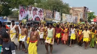 நத்தம்: மாரியம்மன் கோவில் மாசி பெருந்திருவிழாவையொட்டி 1000க்கும் மேற்பட்ட பக்தர்கள் பால்குடம் எடுத்து ஊர்வலமாக வந்தனர்