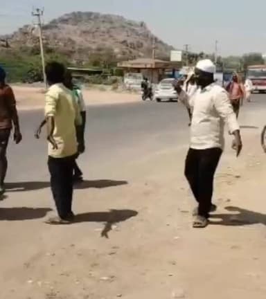 ದೇವದುರ್ಗ: ದೇವದುರ್ಗ ಪಟ್ಟಣದಲ್ಲಿ ಶ್ರೀಶೈಲ ಪಾದಯಾತ್ರೆ ಕೈಗೊಂಡಿದ ಜನರಿಗೆ ಜ್ಯೂಸ್ ವಿತರಿಸಿದ ಮುಸ್ಲಿಂ ಬಾಂಧವರು